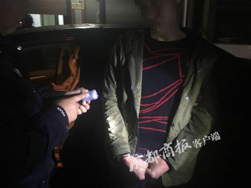 宜宾男408颗麻古藏汽车天窗&nbsp;一个眼神出卖他
