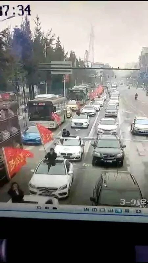 宜宾：拉标语举红旗&nbsp;21辆车队巡游城区被查了(图1)