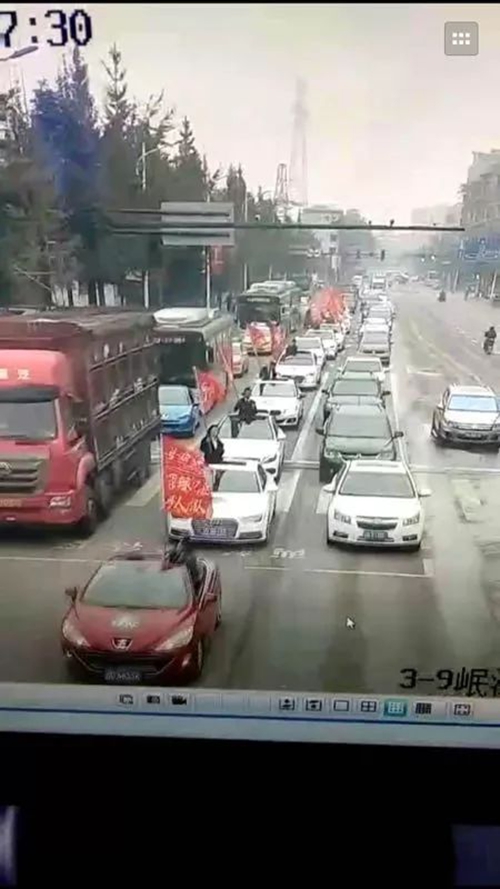 宜宾：拉标语举红旗&nbsp;21辆车队巡游城区被查了(图2)