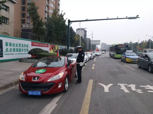 宜宾：拉标语举红旗&nbsp;21辆车队巡游城区被查了(图3)