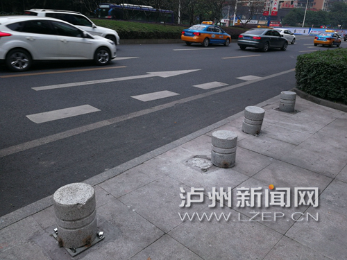 泸州:挡车路桩遭破坏 人行道“变身”停车场(图1) 泸州:挡车路桩遭破坏 人行道“变身”停车场(图1)