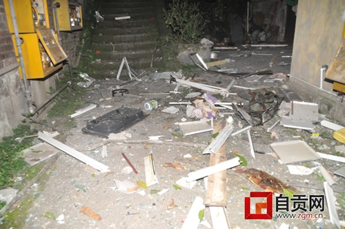 自贡大安高硐张化厂职工宿舍发生爆炸(图1) 自贡大安高硐张化厂职工宿舍发生爆炸(图1)