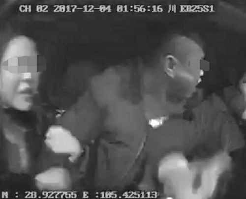 泸州男打的哥扬言“打死你” 视频曝光引热议(图1) 泸州男打的哥扬言“打死你” 视频曝光引热议(图1)