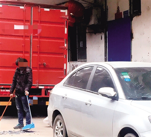内江虹桥西路男子疑似上吊身亡 警方介入调查(图1) 内江虹桥西路男子疑似上吊身亡 警方介入调查(图1)