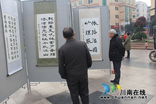 泸县组织“国家宪法日”集中宣传活动(图2) 泸县组织“国家宪法日”集中宣传活动(图2)