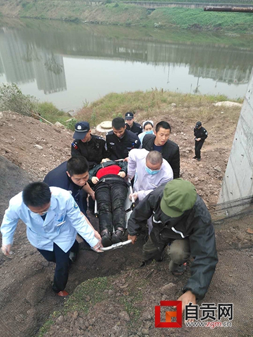 自贡：女子跳河轻生&nbsp;警民冲下陡坡合力相救(图1)