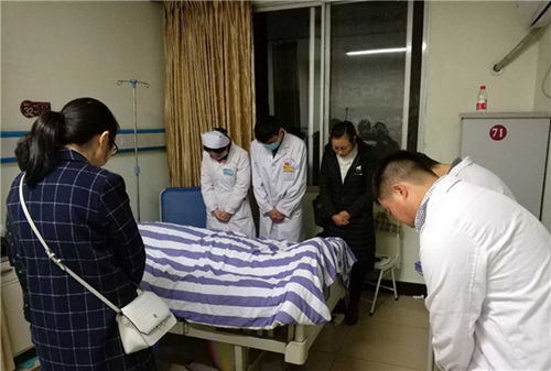 最后救一次病人 自贡医生临终捐眼角膜送光明(图2) 最后救一次病人 自贡医生临终捐眼角膜送光明(图2)