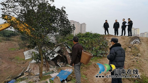 莲花池街道：违法建设整治在路上，城管中队在行动