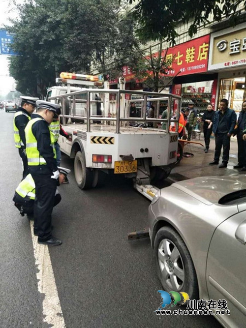 宜宾筠连交警大队开展“静态秩序整治”行动扎实推进“治乱缓堵”系列行动(图2)