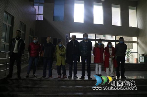 泸县警方所队联合端掉一吸毒窝点(图1) 泸县警方所队联合端掉一吸毒窝点(图1)