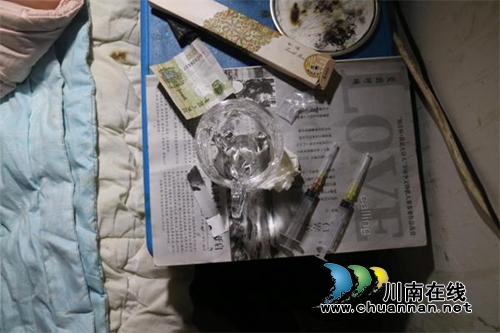 泸县警方所队联合端掉一吸毒窝点