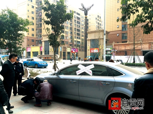 自贡：拒不履行赔偿责任&nbsp;“老赖”轿车被强扣
