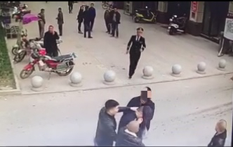 一张停车卡惹纷争&nbsp;自贡男子邀约同伙殴打保安