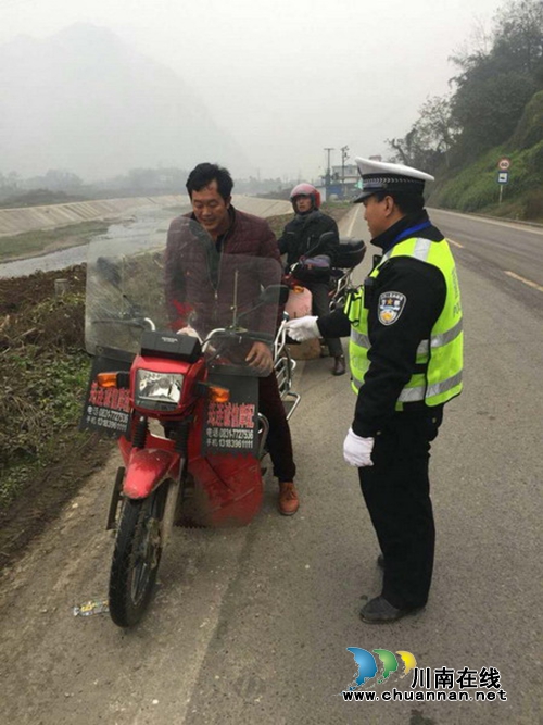 宜宾筠连交警大队集中开展“两轮、三轮、四轮电瓶车严重交通违法行为专项整治行动”(图2) 宜宾筠连交警大队集中开展“两轮、三轮、四轮电瓶车严重交通违法行为专项整治行动”(图2)