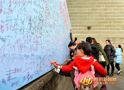 保护红嘴鸥 上万泸州市民签名留下爱的承诺(图2) 保护红嘴鸥 上万泸州市民签名留下爱的承诺(图2)