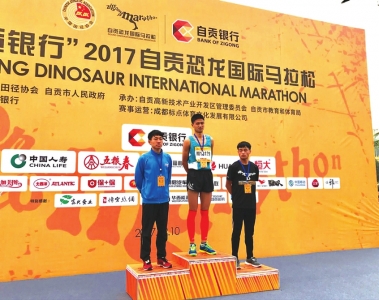 自贡马拉松:吸引近万名跑友活力开跑(图2) 自贡马拉松:吸引近万名跑友活力开跑(图2)