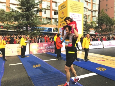 自贡马拉松:吸引近万名跑友活力开跑(图4) 自贡马拉松:吸引近万名跑友活力开跑(图4)