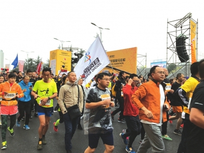自贡马拉松:吸引近万名跑友活力开跑(图3) 自贡马拉松:吸引近万名跑友活力开跑(图3)