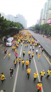 自贡马拉松:吸引近万名跑友活力开跑(图1) 自贡马拉松:吸引近万名跑友活力开跑(图1)