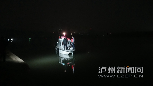 泸州两男子非法电鱼翻船落水 一人失踪(图1) 泸州两男子非法电鱼翻船落水 一人失踪(图1)