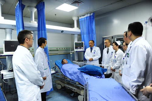西南医大附院:发条上的生命守护者 急诊科里忙如战场(图2) 西南医大附院:发条上的生命守护者 急诊科里忙如战场(图2)