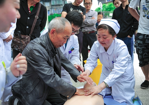西南医大附院:发条上的生命守护者 急诊科里忙如战场(图3) 西南医大附院:发条上的生命守护者 急诊科里忙如战场(图3)