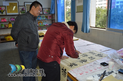 泸县玉蟾街道开展传承“好家风·好家训”现场书写比赛活动(图2)