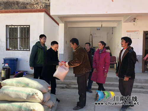 泸州援助乡城工作队到则鲁村开展结对帮扶活动(图1)