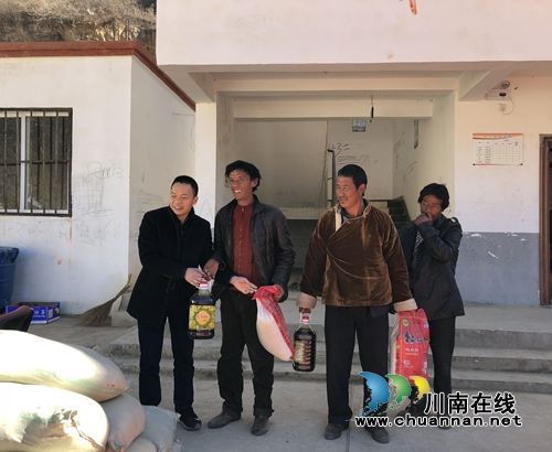 泸州援助乡城工作队到则鲁村开展结对帮扶活动(图5)