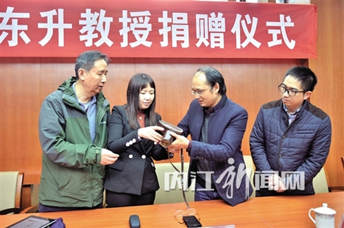 内江：范长江后人向范长江故居捐赠实物资料(图1)