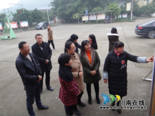 市妇联副主席刘斌到特兴镇桐兴村验收市级妇女儿童之家（家长学校）示范点建设工作(图1)