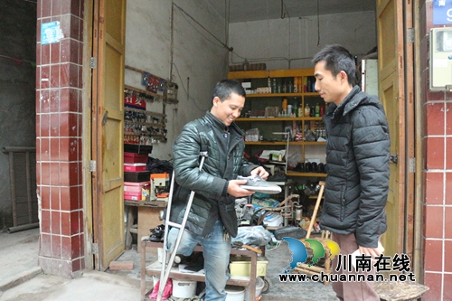 泸县“独腿鞋匠”付厚元：自立敬孝感恩社会(图1)