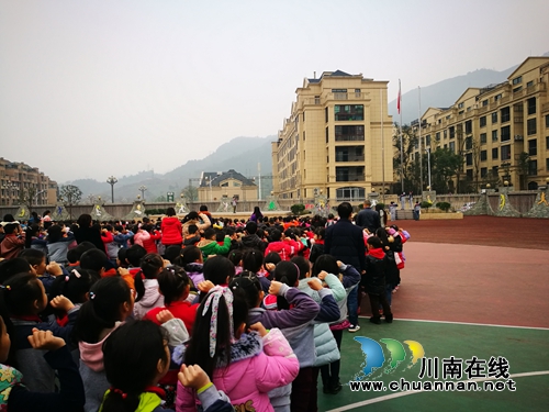 叙永县叙永镇中心校开展“国家公祭日”教育活动(图2) 叙永县叙永镇中心校开展“国家公祭日”教育活动(图2)