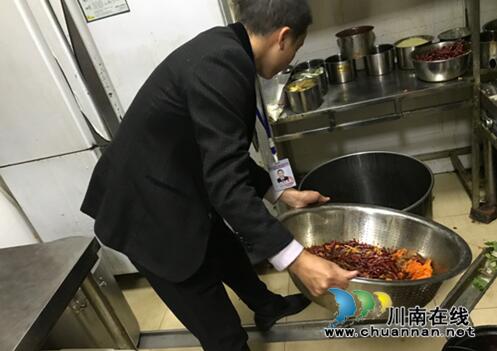 合江镇:“三个强化”推进“地沟油”专项整治取得实效(图1) 合江镇:“三个强化”推进“地沟油”专项整治取得实效(图1)