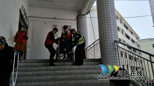 宜宾筠连交警大队沐爱中队圆满完成筠连县残联2017年“爱在身边暖冬行动”安保工作(图3)