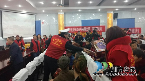宜宾筠连交警大队沐爱中队圆满完成筠连县残联2017年“爱在身边暖冬行动”安保工作(图4)