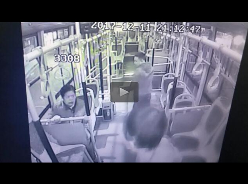 自贡：乘客呕血&nbsp;公交一路上演“生死时速”(图1)