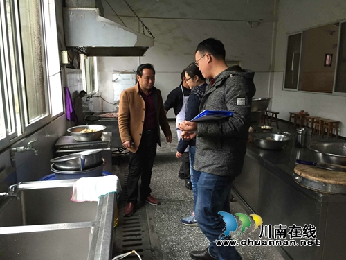 合江县食药监局开展餐厨废弃物排查工作