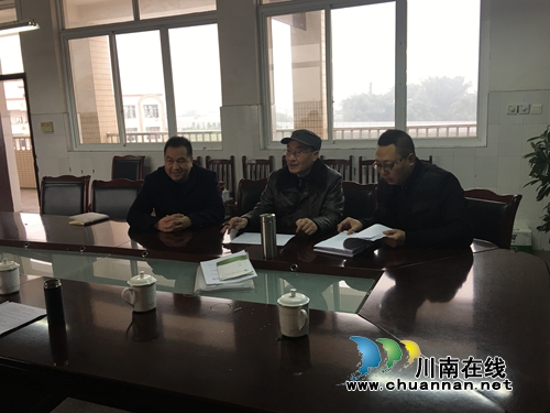 宜宾市“四大专项行动”暗访小组悄然走进罗龙实验小学(图2) 宜宾市“四大专项行动”暗访小组悄然走进罗龙实验小学(图2)