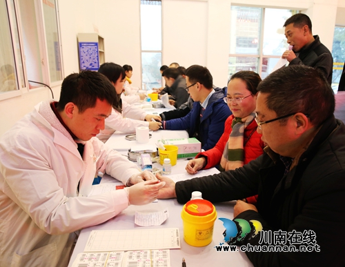 龙马潭区机关干部职工踊跃参加无偿献血活动