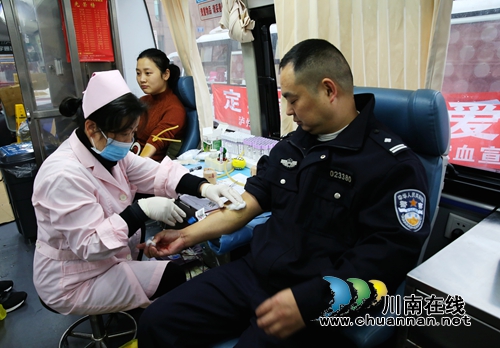 龙马潭区机关干部职工踊跃参加无偿献血活动(图3)