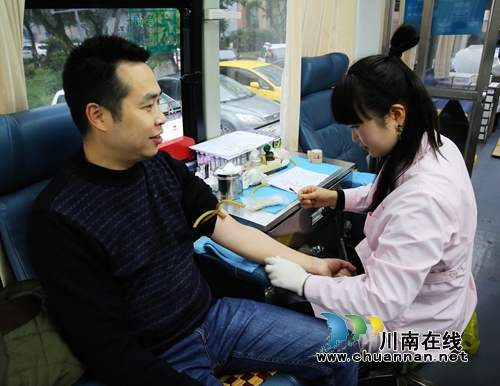 龙马潭区机关干部职工踊跃参加无偿献血活动(图5)