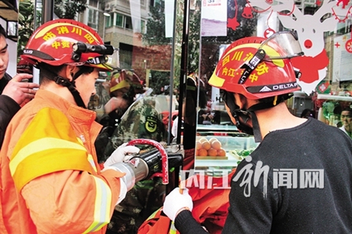 内江：玻璃门咬住女孩手&nbsp;消防官兵撬门施救(图1)