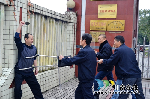 叙永一中、西城派出所联合开展反恐防暴演练活动