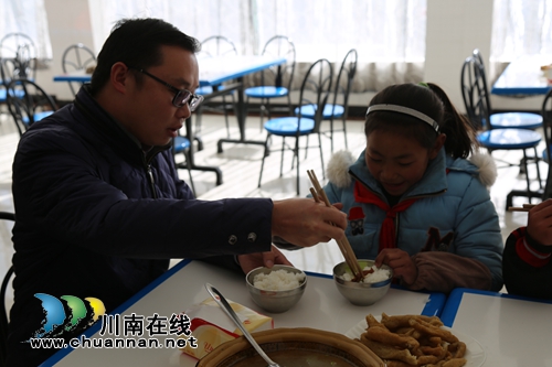 泸州援藏干部结对帮扶乡城儿童(图2) 泸州援藏干部结对帮扶乡城儿童(图2)