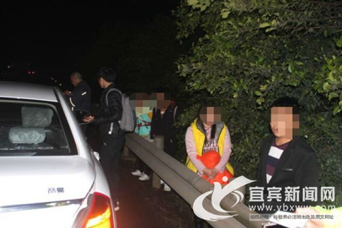 宜宾：假“滴滴”违规超载搭客&nbsp;交警给予罚款(图1)