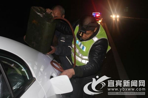 宜宾：假“滴滴”违规超载搭客&nbsp;交警给予罚款
