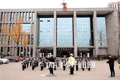 内江:50余名娃娃走进警营当上“小交警”(图1) 内江:50余名娃娃走进警营当上“小交警”(图1)