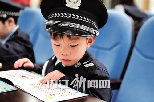 内江:50余名娃娃走进警营当上“小交警”(图2) 内江:50余名娃娃走进警营当上“小交警”(图2)