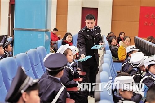内江:50余名娃娃走进警营当上“小交警”(图3) 内江:50余名娃娃走进警营当上“小交警”(图3)